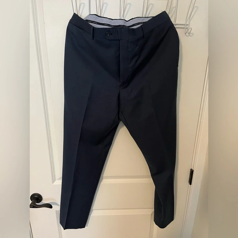 Men’s Tommy Hilfiger Navy Suite - Jacket is 42L and Pants 36w 32L - Picture 2 of 6